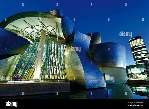 Bilbaos Guggenheimmuseums invigning: En katalysator för modern arkitektur och kulturell renässans i det postindustriella Baskien.